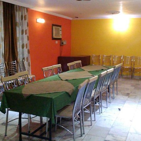 Hotel Kanishka Kánpur Kültér fotó