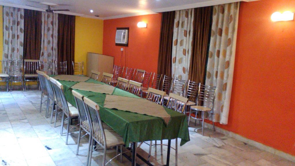 Hotel Kanishka Kánpur Kültér fotó